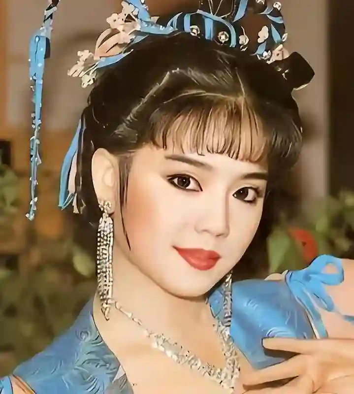 曾脚踢蓝洁瑛，暴打王耀庆，称打谁谁红，某“天后”的狗血人生