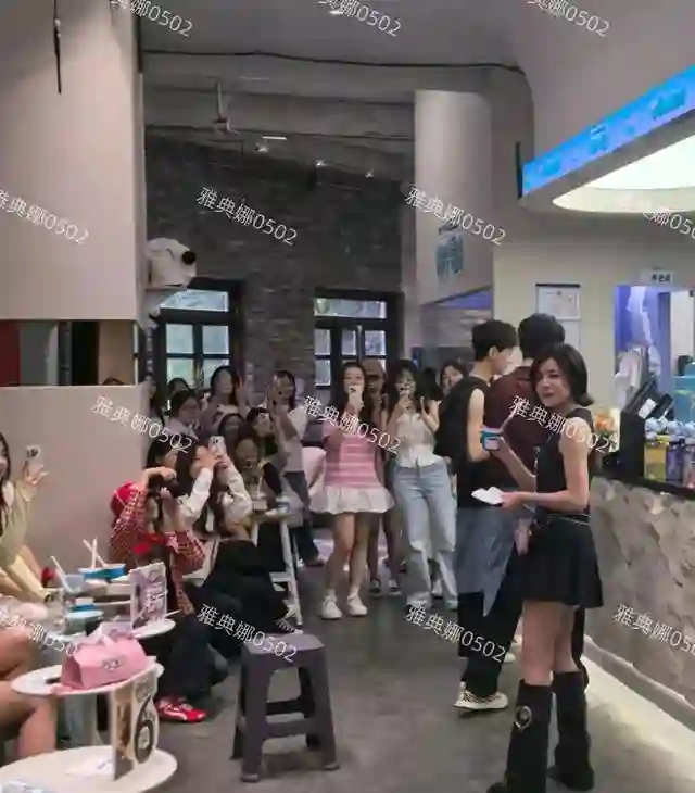 重庆偶遇陈妍希，40岁的她身材比之前略有发福，短圆的苹果脸显年轻