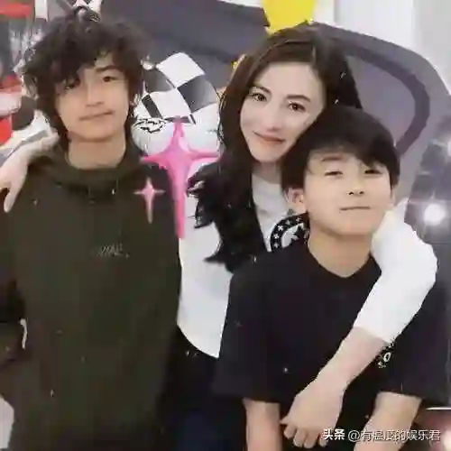 单亲家庭太心酸，17岁谢振轩只出一招，45岁谢霆锋“成了笑话”