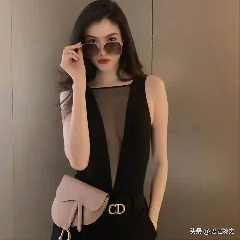 18年前，她靠着给李咏砸金蛋为生，如今摇身一变成了国际超模