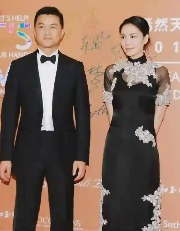 李亚鹏妻子搬家大曝光，豪宅变小区，王菲的选择真聪明！