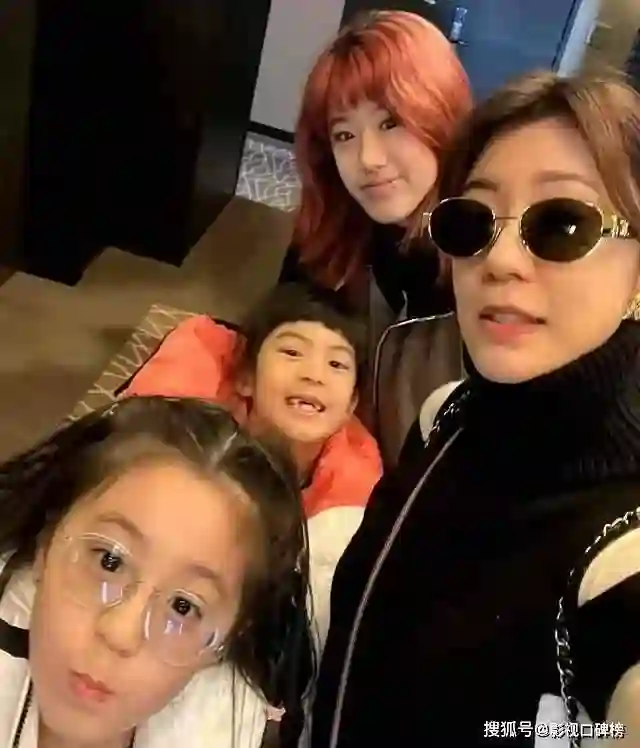 贾静雯女儿晒出美照，梧桐妹摘掉鼻环把头发染黑，素颜神似后爸