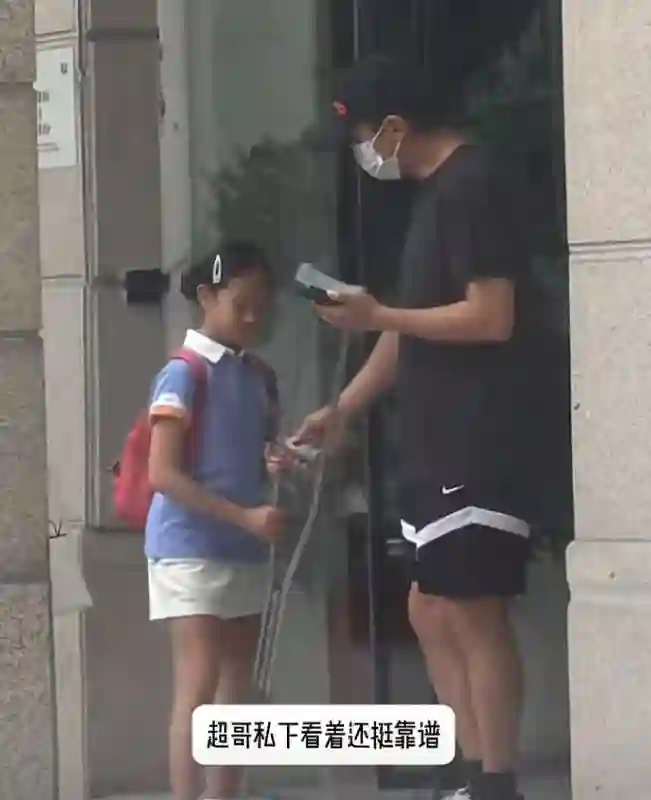 孙俪一家人移民风波后首露面，带小花上兴趣班，邓超拄拐杖抢镜