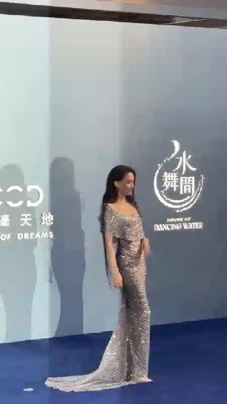 澳门这一天，舒淇深V领，刘嘉玲裸背装，却被胡杏儿的露腰装艳压