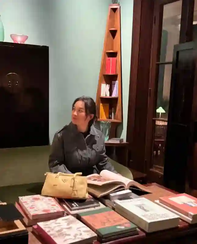 贾玲上海庆43岁生日，气质出众，颜值身材都保持得极好