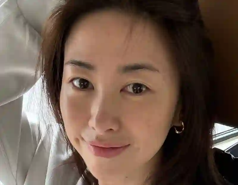 40岁朱珠素颜自拍，斑点隐现，皮肤紧致无皱，美丽依旧稳定