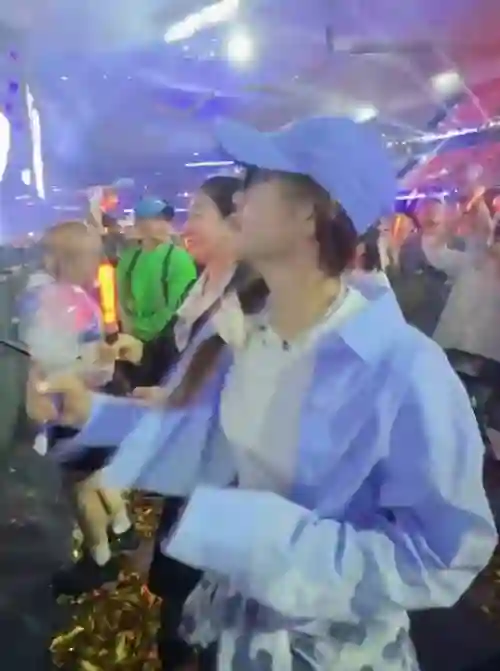 张杰演唱会惊现<em>陈梦</em>身影，穿蓝衬衫化身 “蹦迪少女”