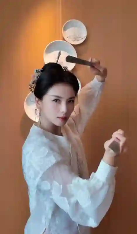 刘涛簪福州“三条簪”化身飒爽侠女，凌厉眼神诠释坚毅风骨