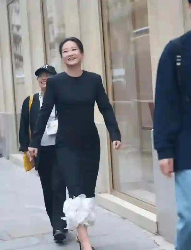贾玲近照曝光引热议：她健康身材秒杀“瘦身期”，自然美才是高级脸