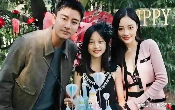 离婚六年后，贾乃亮和李小璐首次甜蜜游玩，或将为孩子重新复合