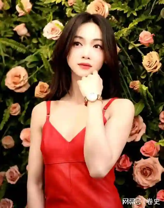 仅仅2个月像换了个人，产后复出的吴谨言，终究是走了杨幂的老路