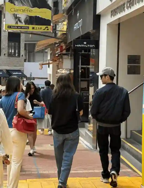 袁咏仪夫妇香港逛街，53岁张智霖宽肩窄腰大长腿，比镜头前更年轻