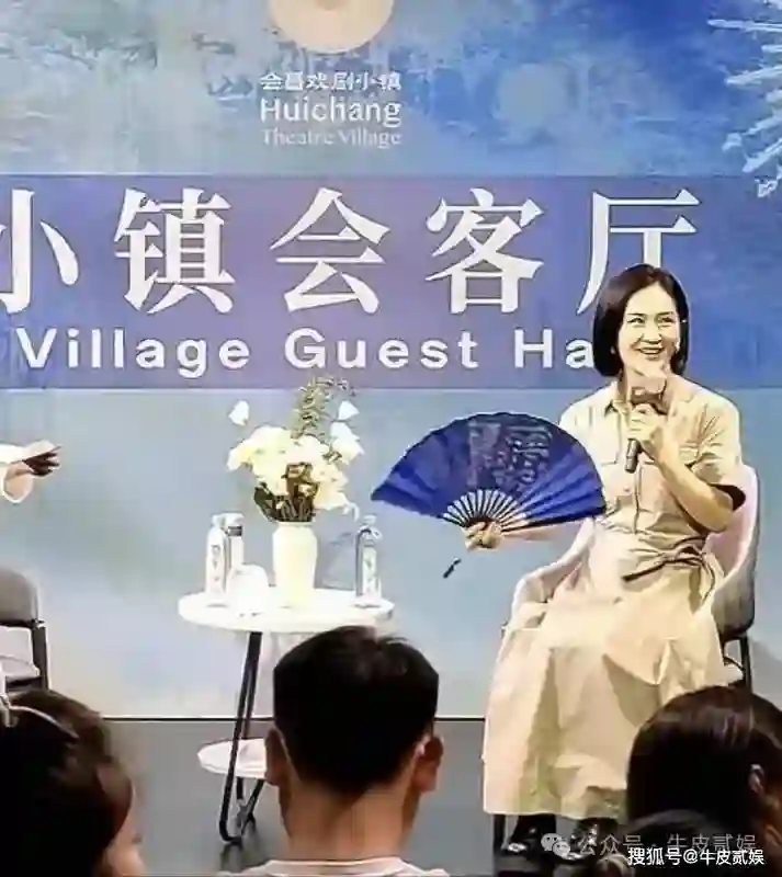 71岁林青霞被偶遇，穿着朴素，大妈味十足，面对衰老从容又洒脱