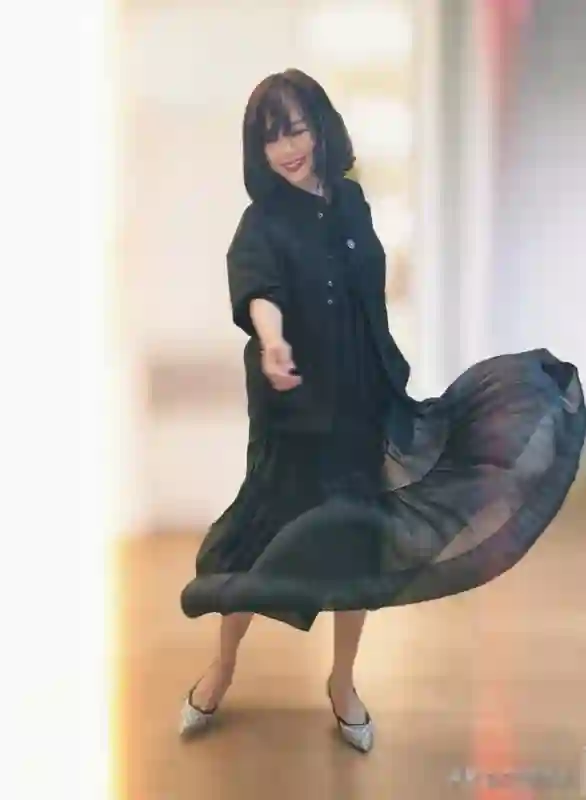 54岁陈松伶晒近照，瘦身美颜焕发青春，气质似年轻时重现