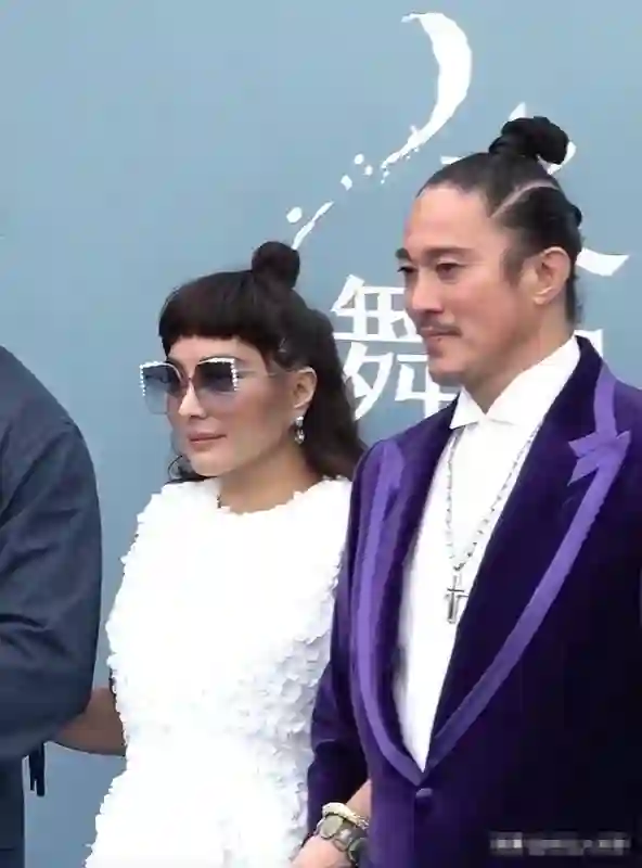 澳门这一天，舒淇深V领，刘嘉玲裸背装，却被胡杏儿的露腰装艳压