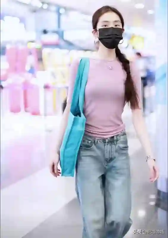 孙莉大女儿现身机场，19岁黄多多马尾辫，气质提升更显明星范