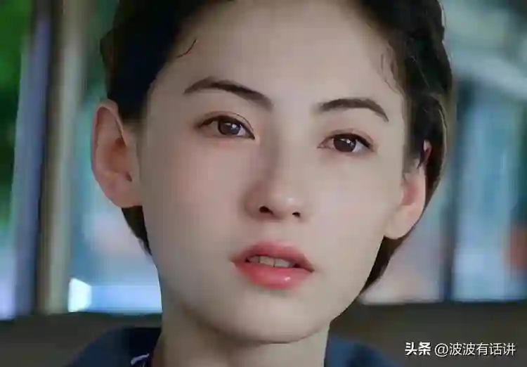 大儿子18岁，二儿子15岁，小儿子7岁，如今45岁依旧美得很惊艳！