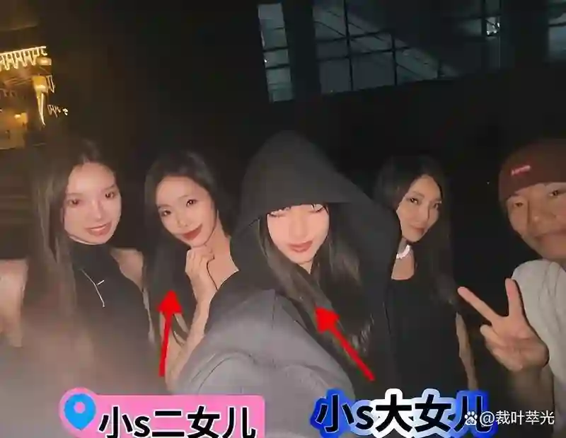 小S两女儿韩国度假，穿衣成熟，大长腿吸睛，具俊晔安排好友陪同