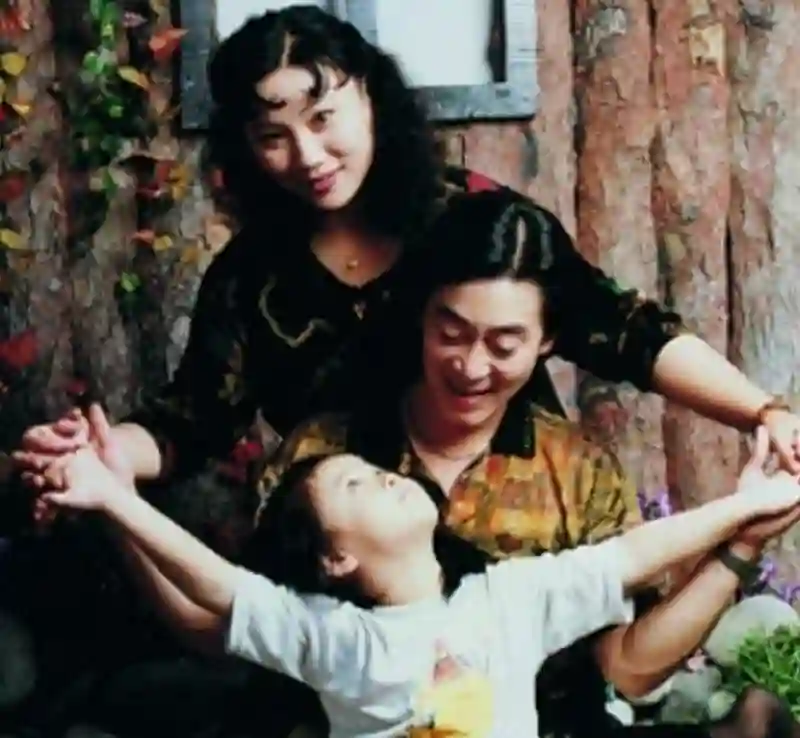 六小龄童为34岁女儿婚事发愁，女儿颜值曝光，才发现为啥没人敢追