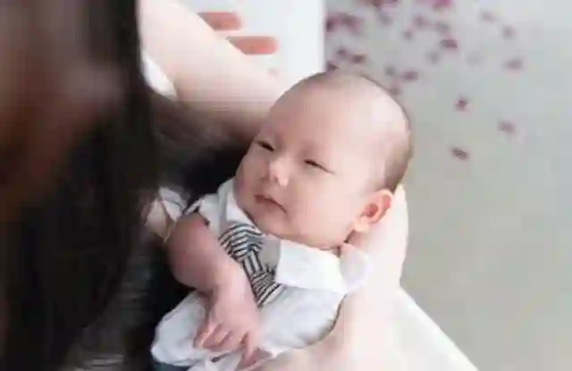 张檬产后35天参加婚礼，哺乳期没化妆，儿子交给俩护士照顾很省心