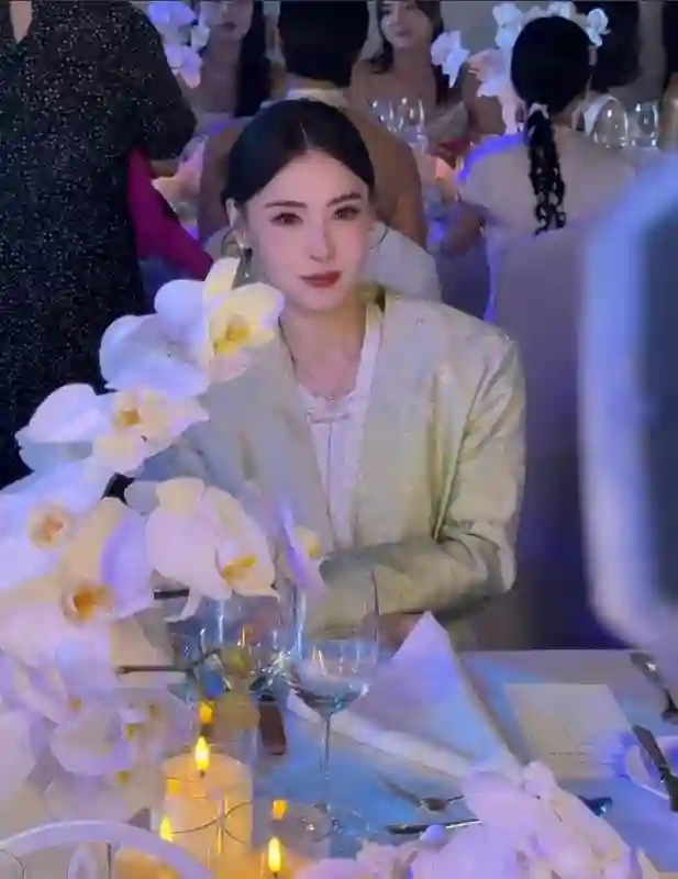 44岁张柏芝出席活动！穿新中式装扮美得像个娃娃，众人都抢着合影