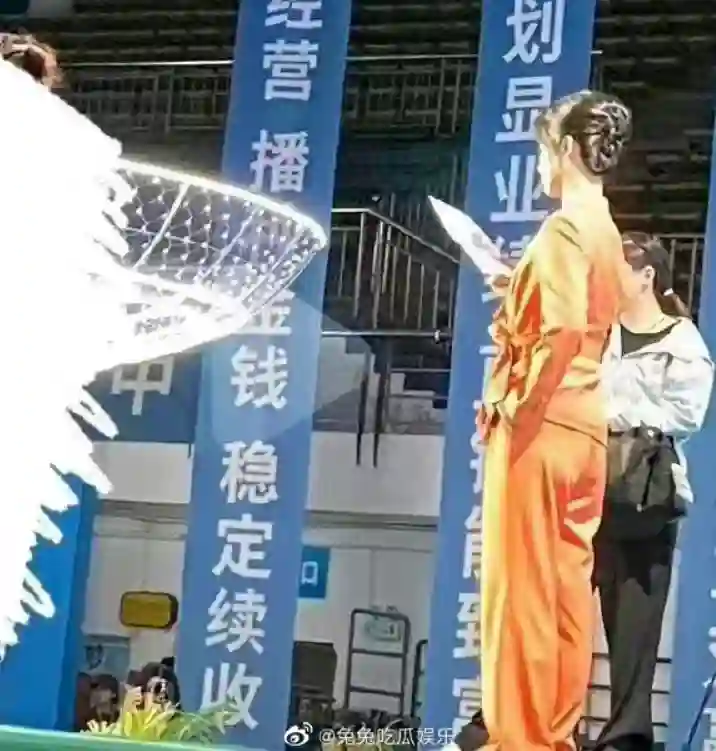 贾玲网球照出圈！肌肉线条太抢眼，杨紫客串《转念花开》引期待！