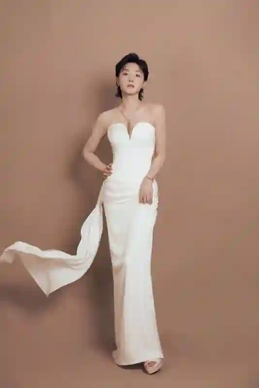 万茜白色抹胸长裙显优雅，短发造型添干练