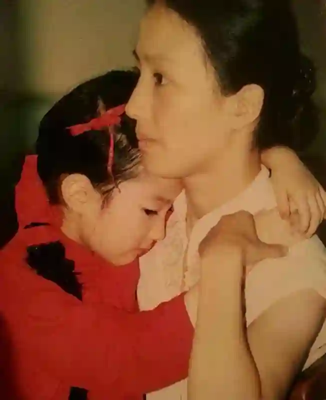 刘亦菲母亲刘晓莉：长得比女儿还漂亮，两婚两离，66岁单身也幸福