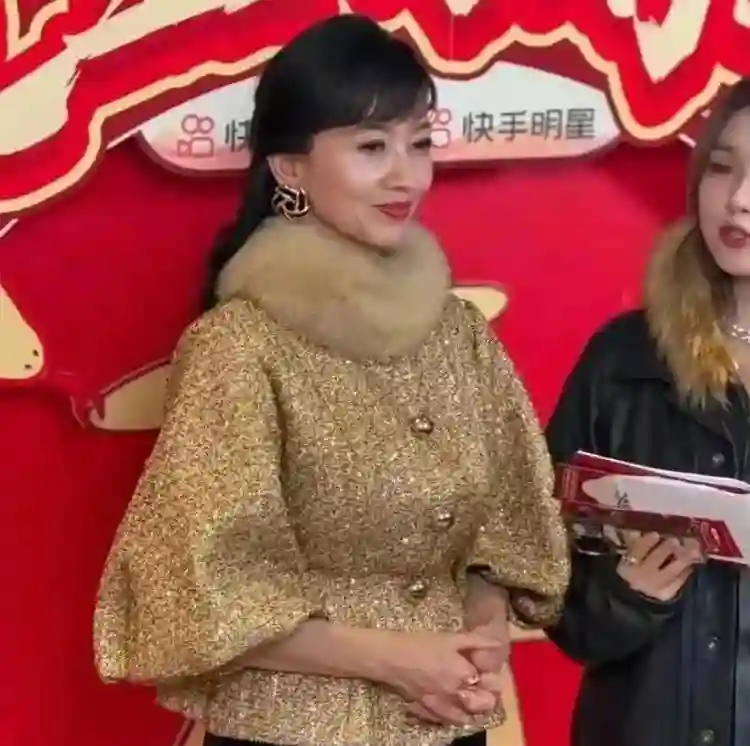 叶童凌晨官宣重要消息，决定退出巡演，撕开了赵雅芝最后“体面”