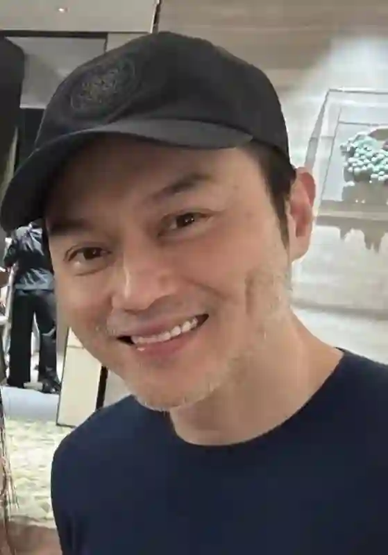54岁张智霖在香港，和富婆吃海鲜大餐，胡须花白，脸和身材都超好