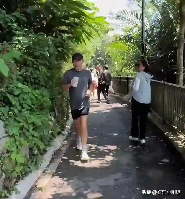 偶遇63岁梁朝伟晨跑，穿着朴素步履轻盈状态好，肚子肥大有老年味