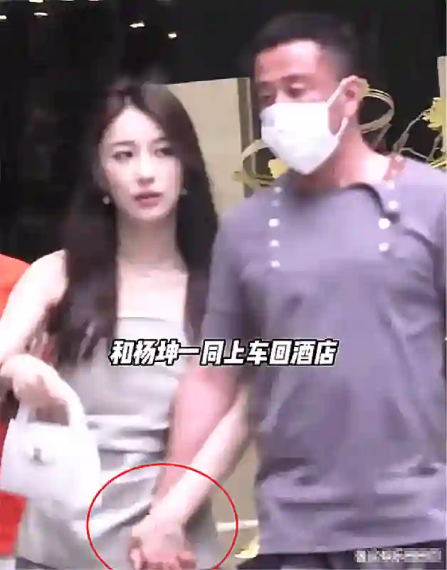 杨坤又上热搜了，饭后与高颜值美女十指相扣回酒店，举止十分亲密