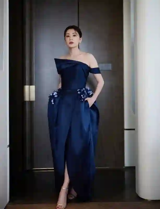 贾静雯穿蓝裙秀光滑美背，气质沉稳优雅诠释熟女魅力
