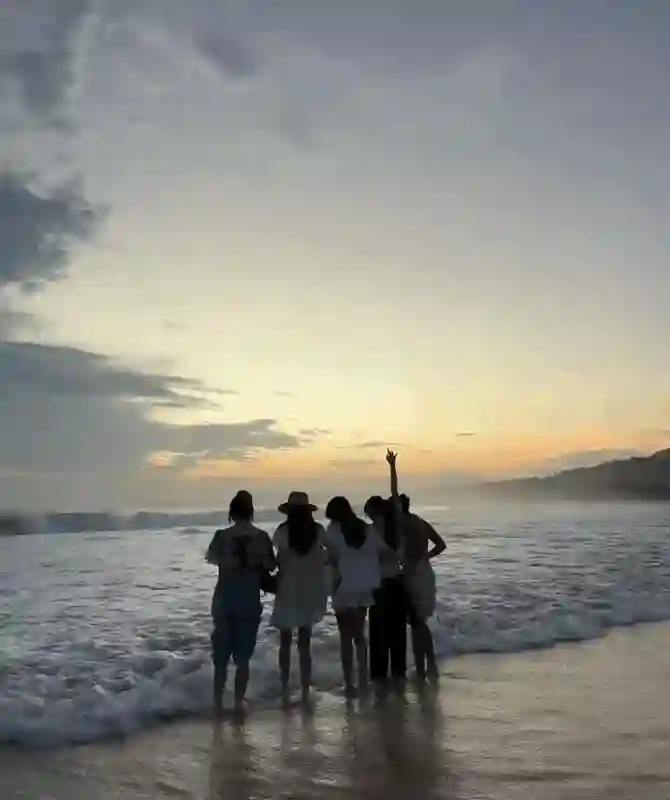 吴千语在夕阳下奔跑，她在韩国街头很美，施伯雄陪她和她闺蜜逛街