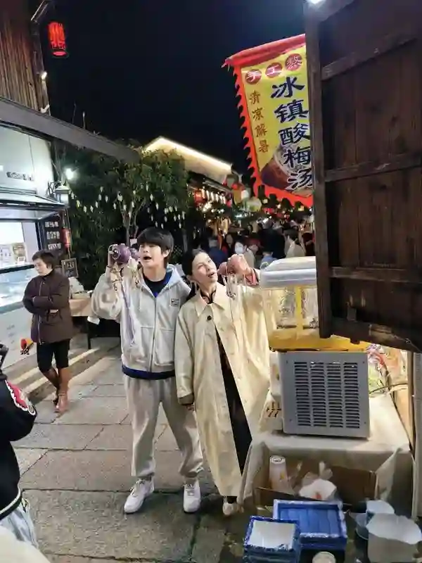 49岁胡可现身杭州，带儿子逛夜市，14岁安吉帅气高挑