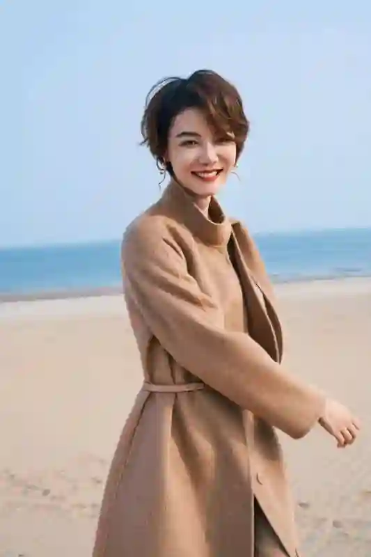车晓北京逛市集，背帆布包打扮朴素像家庭主妇，手臂细如竹竿太瘦