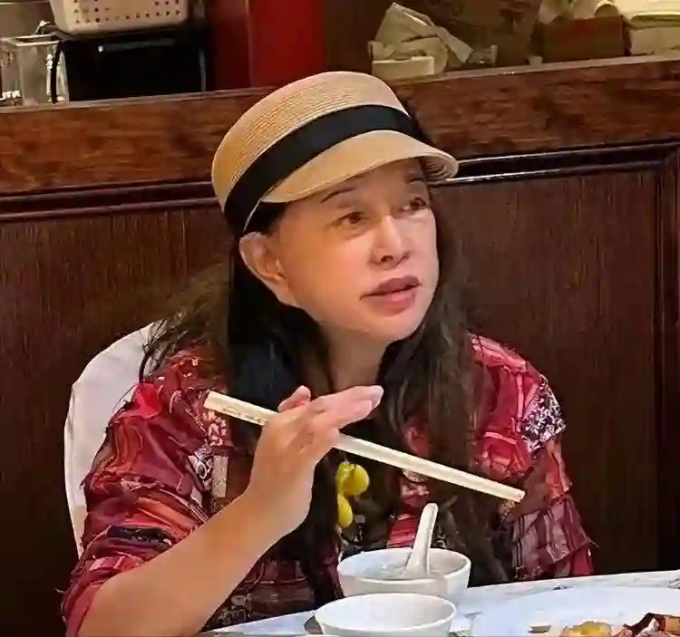 原来刘晓庆一直戴假发，真实发量稀疏快秃顶