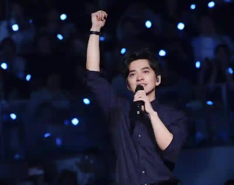 李健演唱会现场直击：肖战带爸妈惊喜现身，观众热情互动人气高