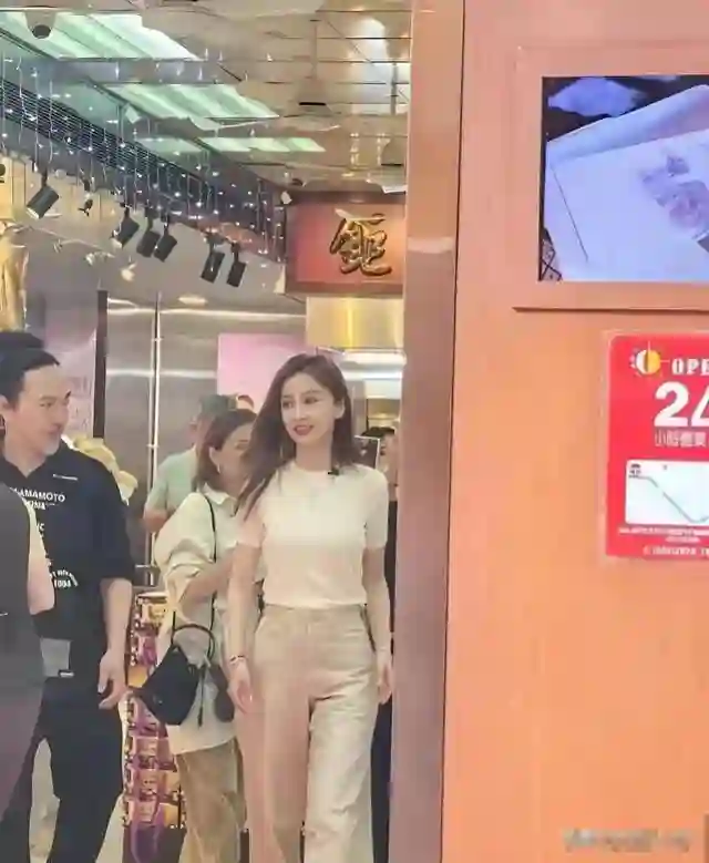 37岁杨颖路边摊站台被拍！素颜皱纹藏不住，当年顶流如今无人识？