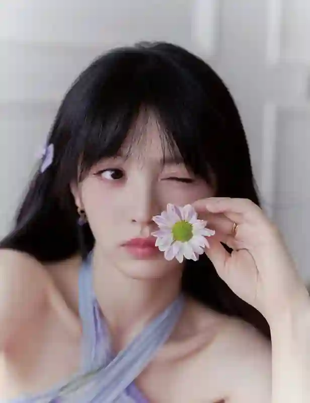 田曦薇紫色挂脖长裙造型，微卷簪花甜美灵动似精灵