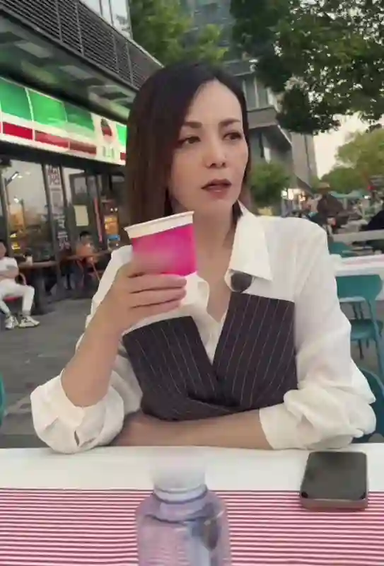 54岁王琳在上海与好友聚会，坐街边吃烧烤，老戏骨李传缨全程陪同