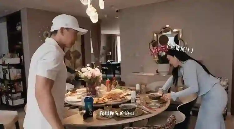 刘畊宏做客钟丽缇北京豪宅，赶饭点吃六个菜，家里有俩保姆照顾她