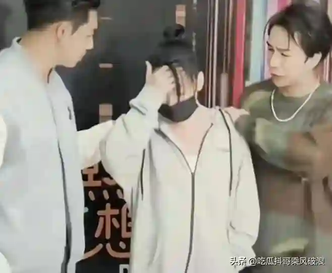 小S复出海报曝光，手指撑嘴角强颜欢笑，看起来仍想延续老风格！