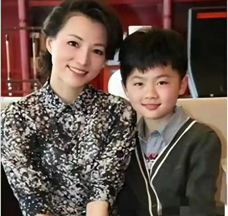 穿衣自由，生活自在，再见董卿，中年女性最羡慕的模样