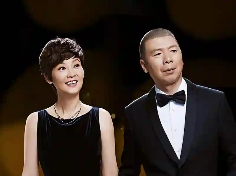 徐帆对冯小刚的“隐忍”，扯下了多少娱乐圈夫妻的“遮羞布”