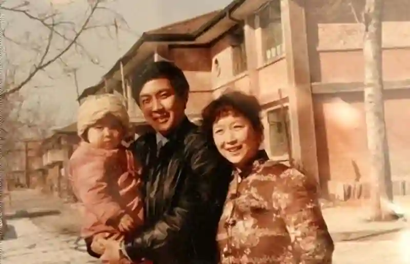 历经三十五载，73岁唐国强终于迎来报应，原配孙涛得以安息