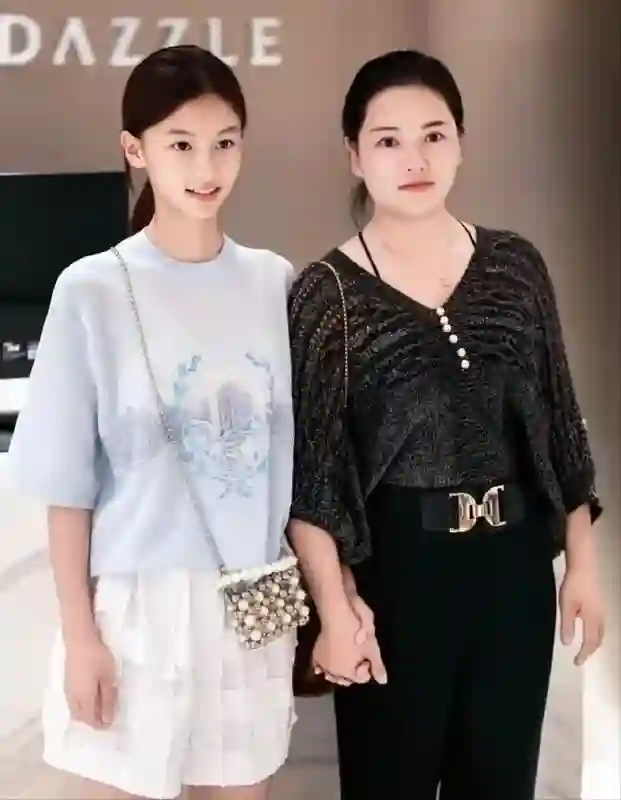 少女撞脸张柏芝走红，商演2小时疑赚8000元，被于正暗讽急于捞金