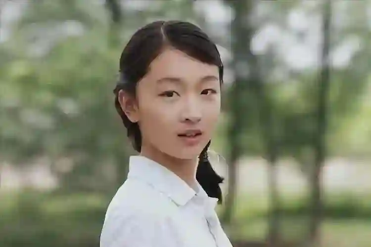 这是周冬雨？直接换了个头一样，美是美了却丢了辨识度
