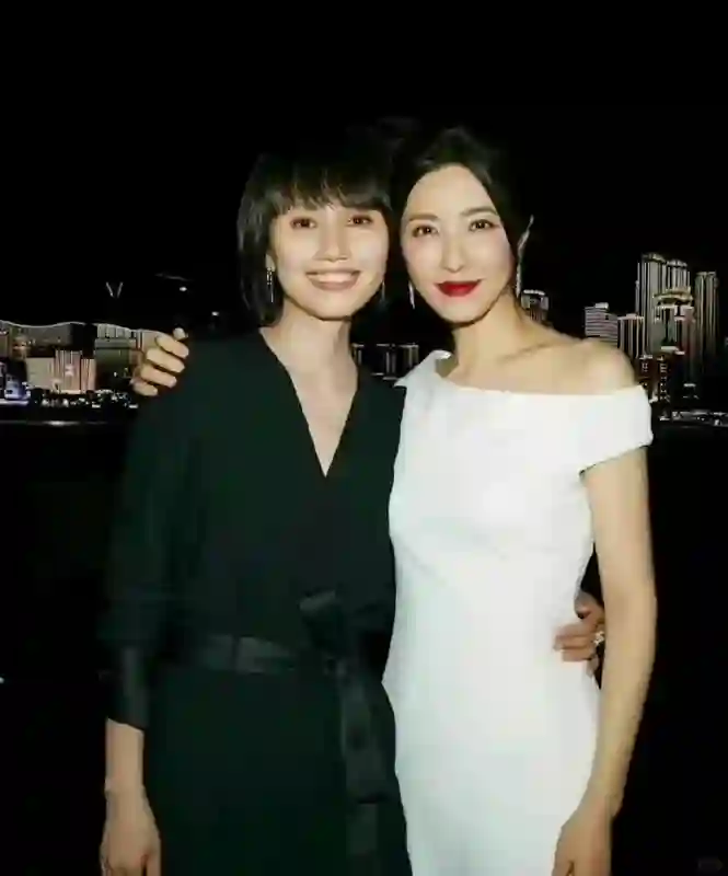 面相全变了！再看46岁章子怡大学合影，才知骨相和皮相老去的差距