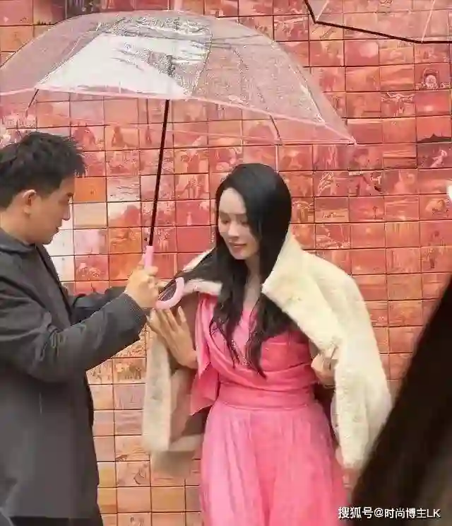 57岁伊能静不服老！巴塞罗那7度穿裙子拍照，路人镜头下太真实了